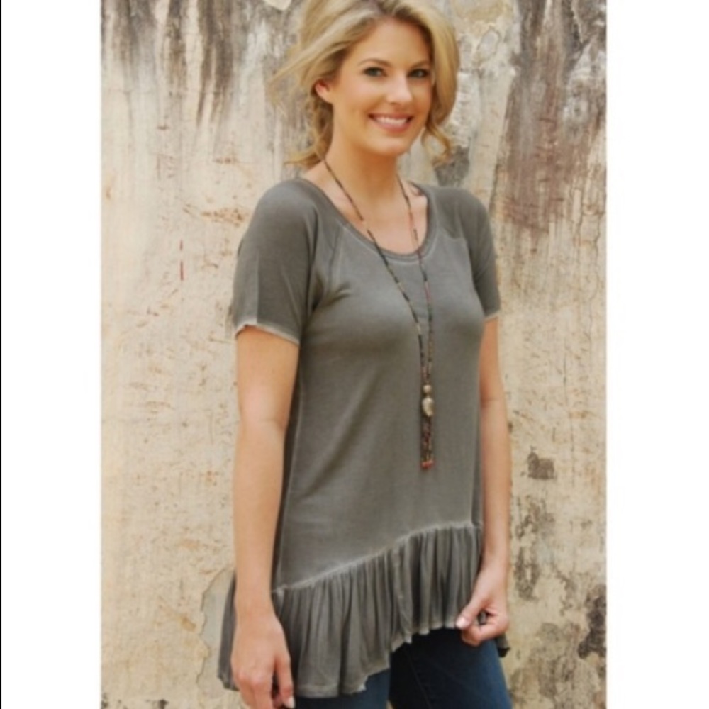 🎄Dantelle Distressed Peplum ruffle hem Tee size S